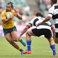 Australia\'s Karmichael Hunt (left) seen in action in a rugby union match last weekend is sidelined with a neck injury. He won\'t play against Japan on Saturday at Nissan Stadium. | AFP-JIJI