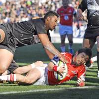 Veteran Fumiaki Tanaka, seen scoring a try for the Sunwolves in a February exhibition match against the Top League All-Stars, will start for Japan at scrumhalf on Saturday against Tonga in France. | KYODO