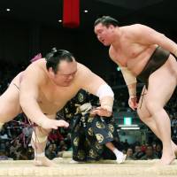 Yokozuna Hakuho defeats Takarafuji on Friday, improving to 13-1 at the Kyushu Grand Sumo Tournament. | KYODO