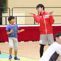 Kohei Uchimura speaks to gymnastics students at a clinic in Fukuoka Prefecture on Saturday. | KYODO