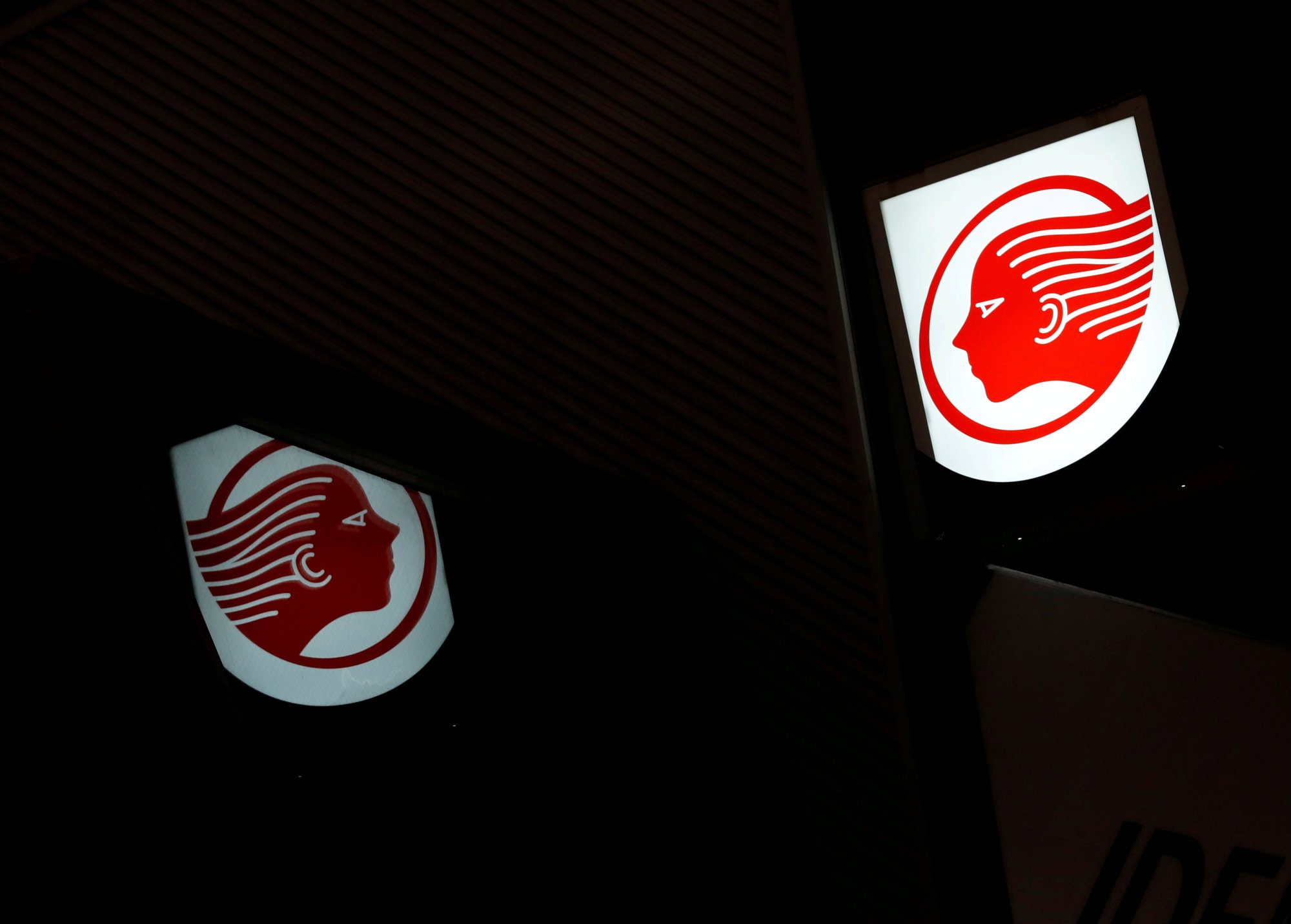 Idemitsu Kosan and Showa Shell Sekiyu will combine management of their key businesses, pursuing a merger bitterly opposed by Idemitsu's founding family. | REUTERS