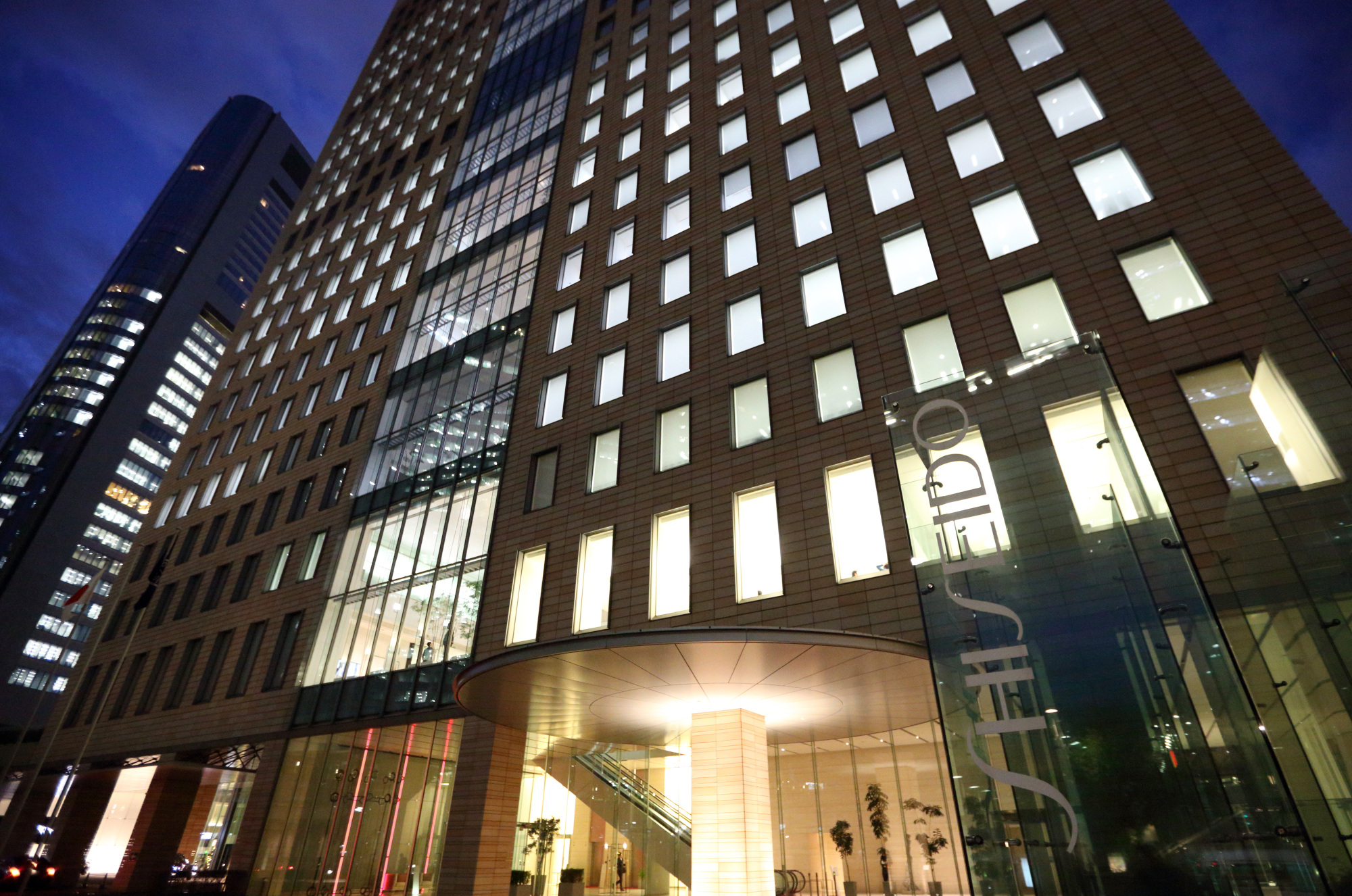 Shiseido Co.'s Tokyo headquarters is seen in December 2013. The firm's U.S. headquarters will move into a renovated midtown Manhattan office tower. | BLOOMBERG