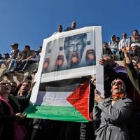 Palestinians gathered at Damascus Gate in Jerusalem\'s Old City on Friday protest U.S. President Donald Trump\'s declaration of Jerusalem as Israel\'s capital. | AFP-JIJI