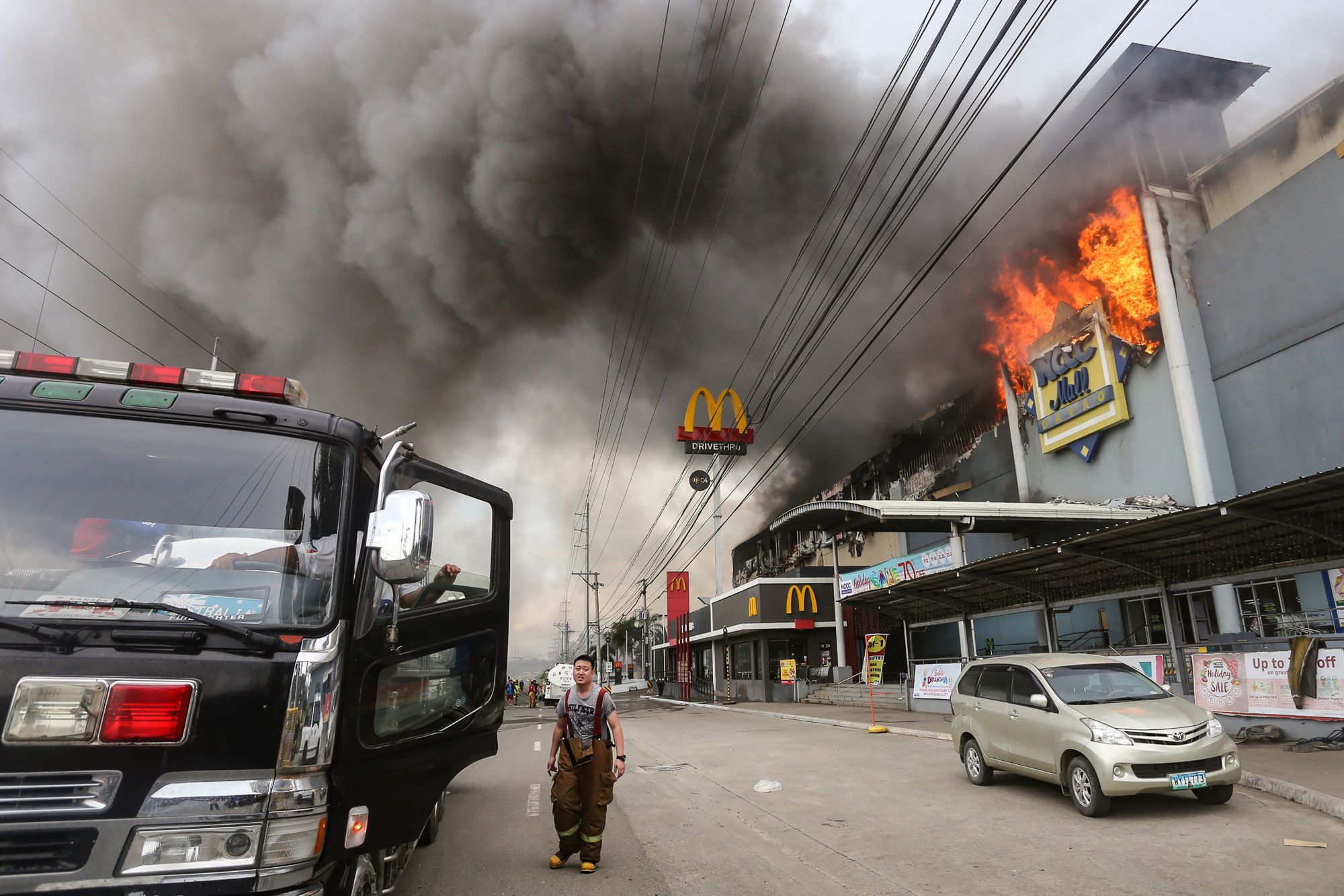 A shopping mall burns in Davao City on the southern Philippine island of Mindanao on Saturday. | AFP-JIJI