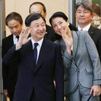 The government is reportedly considering designating 10 consecutive days as holidays, from April 27 to May 6 in 2019, to coincide with Crown Prince Naruhito’s succession to the throne on May 1. | POOL / VIA KYODO