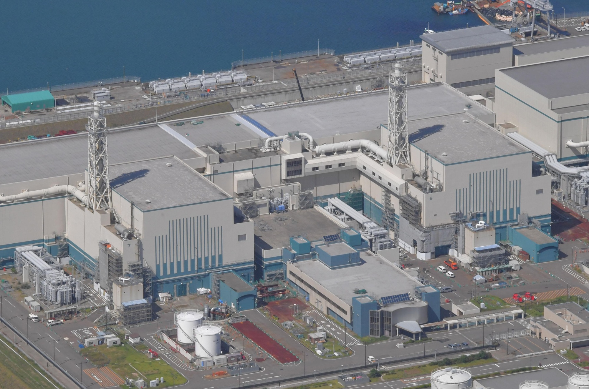 The Nuclear Regulation Authority gave its approval Wednesday to restart the No. 6 and No. 7 reactors at the Kashiwazaki-Kariwa nuclear power plant in Niigata Prefecture, the first reactors operated by Tokyo Electric Power Company Holdings Inc. to formally clear the stricter safety standards. | KYODO