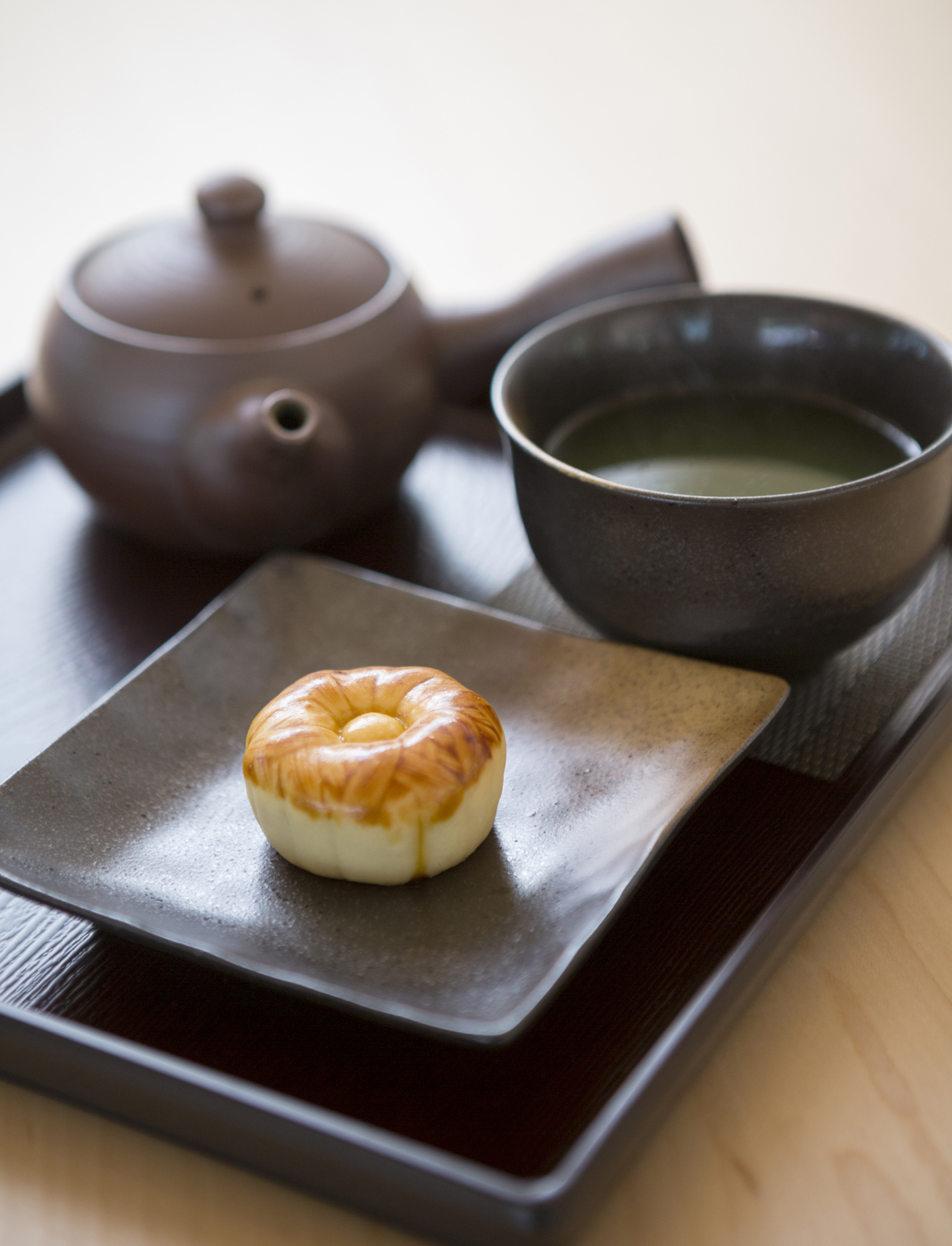 A cafe at the garden serves cups of genmaicha tea and manju confections. | CHRISTINA SJOGREN