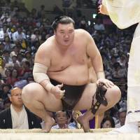 Milestone: Hakuho prepares to wrestle ahead of winning his 1,048th bout, breaking the record for most career wins in sumo history. | KYODO