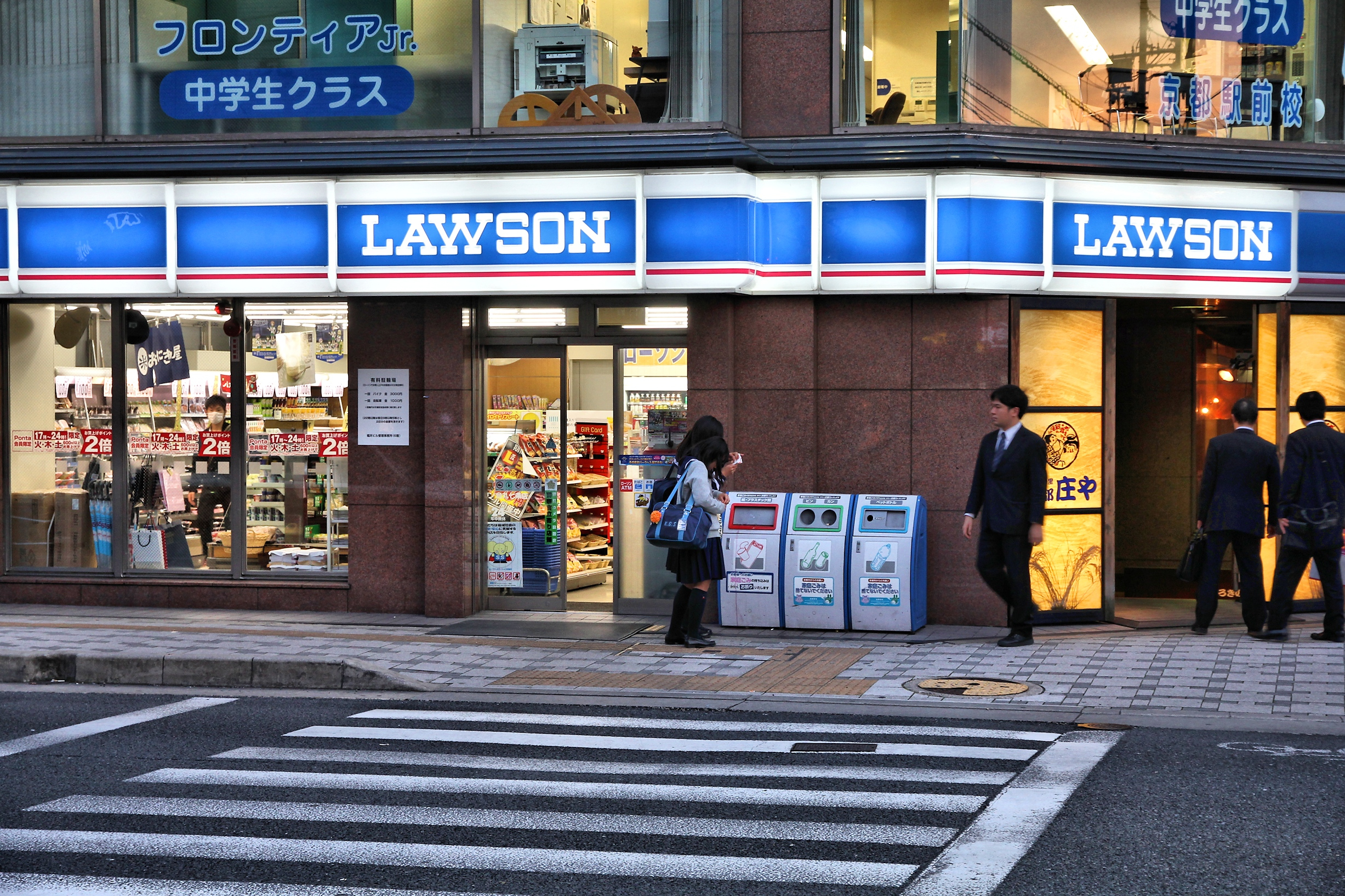Lawson President Sadanobu Takemasu wants to broaden the Technical Internship Training Program by adding convenience store work to its list of 'technical' skills. | GETTY IMAGES