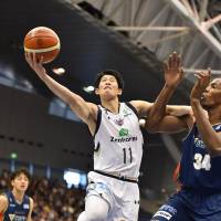The Golden Kings’ Yutaro Suda drives to the basket as the B-Corsairs’ Hasheem Thabeet defends on Sunday. The Golden Kings defeated the B-Corsairs 74-55 at Yokohama International Swimming Pool. | B. LEAGUE
