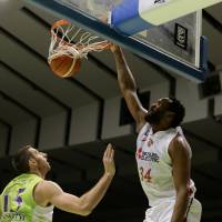 Nagoya\'s Craig Brackins dunks on Hokkaido\'s Marc Trasolini in the first quarter on Friday night in Sapporo. The Diamond Dolphins beat the Levanga 92-89 in overtime. | B. LEAGUE