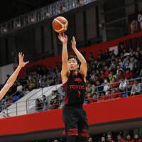Alvark guard Genki Kojima shoots a jumper in the fourth quarter against the Evessa on Sunday at  Arena Tachikawa Tachihi. Kojima scored eight points in Tokyo\'s 79-69 victory. | B. LEAGUE