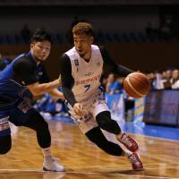 Shiga Lakestars point guard Narito Namizato (right) enters the final weekend of the year with a league-best 7.2 assists per game. | B. LEAGUE