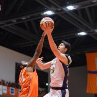 Tochigi\'s Kosuke Takeuchi goes up for a first-quarter shot as Niigata\'s Davante Gardner defends in Friday\'s series opener in Nagaoka, Niigata Prefecture. The Brex won 71-62. | B. LEAGUE