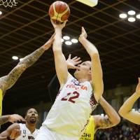 Kawasaki\'s Nick Fazekas shoots the ball in the first quarter against fellow NBA alum and Shibuya big man Robert Sacre on Sunday at Aoyama Gakuin University Memorial Hall. The Brave Thunders beat the Sunrockers 86-68. | B. LEAGUE