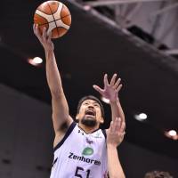 Ryukyu’s Takatoshi Furukawa attempts a first-quarter layup against Yokohama on Sunday afternoon. | B. LEAGUE