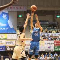 The Lakestars\' Koyo Takahashi takes a first-quarter jumper against the Golden Kings on Friday in Otsu, Shiga Prefecture. | B. LEAGUE