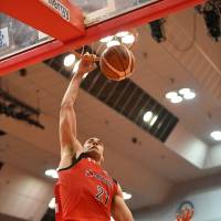 Chiba big man Gavin Edwards dunks in the fourth quarter against Nagoya on Sunday at Funabashi Arena. The Jets won 88-85. | B. LEAGUE