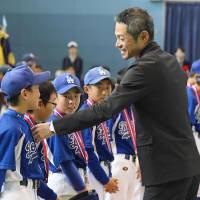 Ichiro Suzuki greets youth baseball players  at the closing ceremony of the Ichiro Cup tournament on Saturday in Toyoyama, Aichi Prefecture. | KYODO