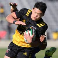 Suntory\'s Daishi Murata scores a second-half try against NEC on Saturday at Prince Chichibu Memorial Rugby Ground. The Sungoliath beat the Green Rockets 28-13. | KYODO