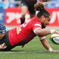 NTT\'s Mifiposeti Paea scores a try in the Red Hurricanes\'  38-19 win against the Toyota Industries Shuttles in the Japan Rugby Top League on Saturday. | KYODO