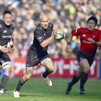 Ricoh\'s Tamata Ellison carries the ball in the first half against NTT Docomo on Saturday. The Black Rams defeated the Red Hurricanes 34-12 at Prince Chichibu Memorial Rugby Ground. | KYODO
