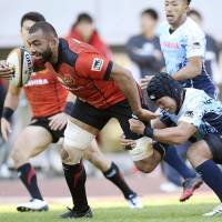 Toshiba\'s Michael Leitch goes on the attack during the Brave Lupus\' 27-22 win over Yamaha Jubilo in the Top League on Sunday. | KYODO