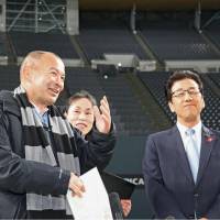 England rugby national team coach Eddie Jones (left) visits Sapporo Dome on Tuesday. England opens its 2019 Rugby World Cup campaign at the venue. | KYODO