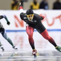 Takuro Oda (right) skates to victory in a men\'s 1,500-meter race at an Olympic qualifying meet at  Nagano M-Wave on Friday. | KYODO