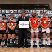 Sunwolves head coach Jamie Joseph (center) and players pose for a photo during a Monday news conference announcing the team\'s 2018 activities. | AFP-JIJI