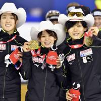 Japan\'s Ayaka Kikuchi (left), Nana Takagi (center) and Miho Takagi show off their medals after winning the women\'s speedskating team pursuit in a new world-record time of 2 minutes, 53.88 seconds at a World Cup event in Calgary, Alberta, on Saturday. | KYODO