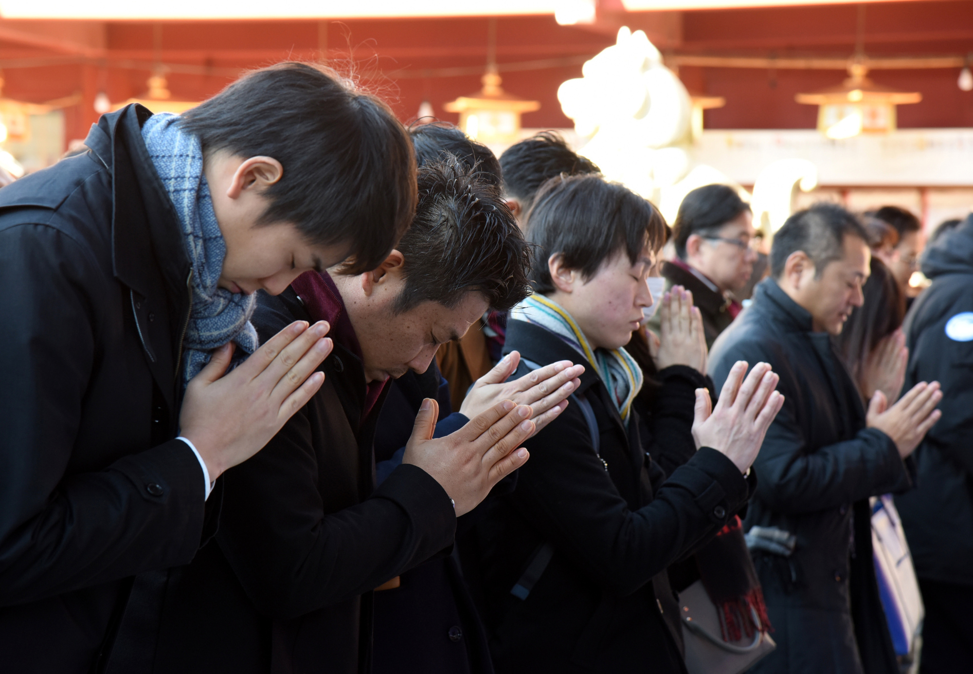 People pray for business prosperity in the new year at Kanda Myojin Shrine in Tokyo’s Chiyoda Ward on Thursday, the first business day of the year. | SATOKO KAWASAKI