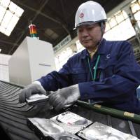Hitachi is considering whether to answer Prime Minister Shinzo Abe\'s call to raise wages. | BLOOMBERG