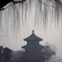 Smog shrouds a pavilion in Beijing\'s Houhai area on Dec. 29. | REUTERS