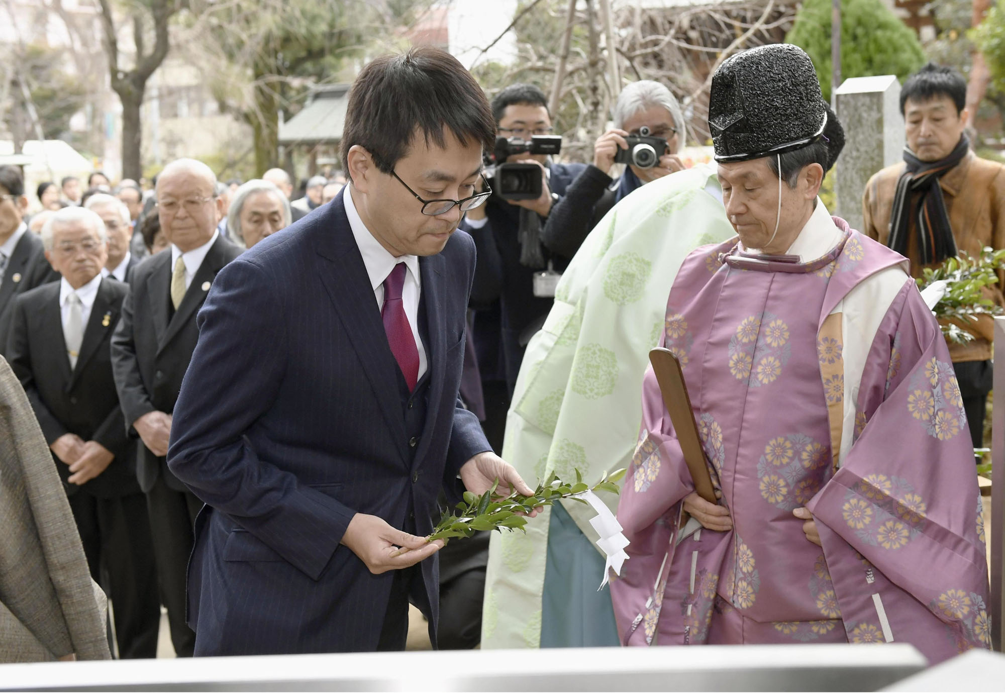 Famed shogi player Yoshiharu Habu pays respects at a shrine in Tokyo on Friday. | KYODO