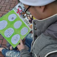 A man who left a self-reliance assistance home in Nagoya looks at a message board given to him by the facility\'s staff. The names and faces on the board are obscured for privacy reasons. | CHUNICHI SHIMBUN