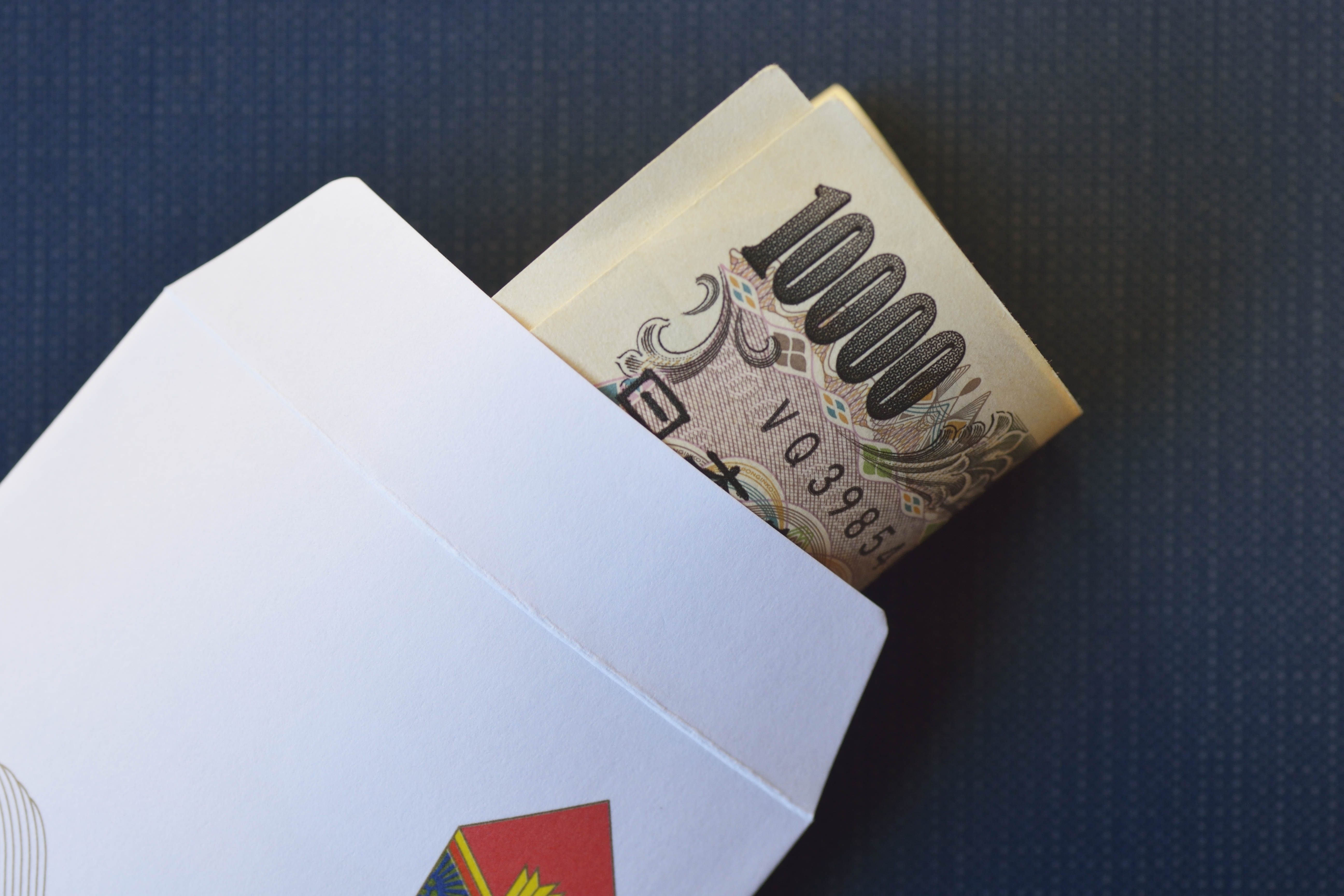 Otoshidama, or New Year's gift money, is handed out in a small decorative envelope. | ISTOCK