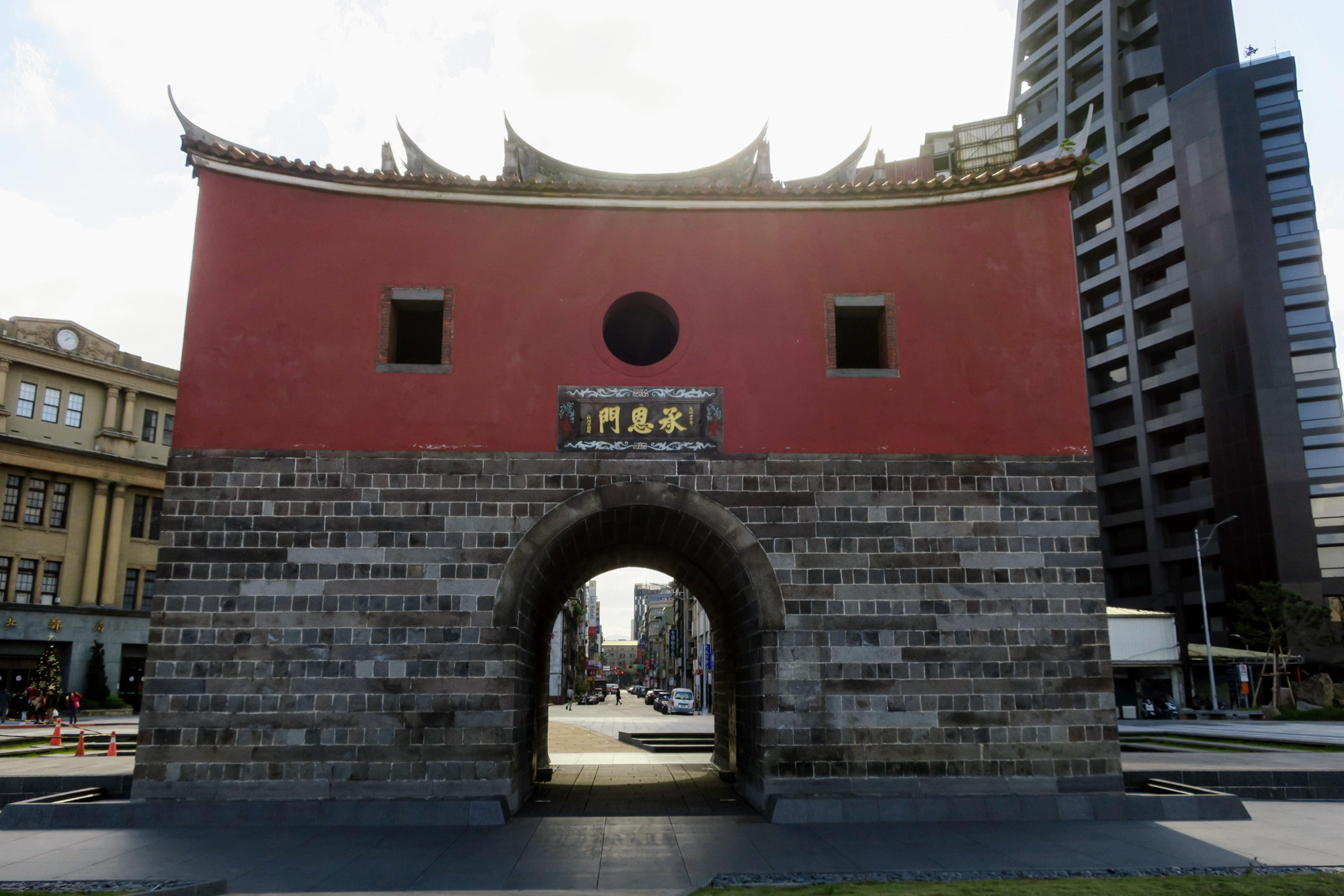 The North Gate in Taipei is seen on Dec. 20, 2017, near the century-old Taipei Beimen (North Gate) Post Office (left). | KYODO