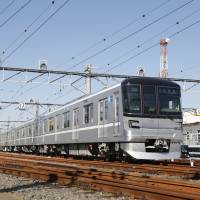 From Monday, Tokyo Metro Co. will start playing background music on 13000 series trains, one of which is seen here. The model boasts a high-tech stereo system. | TOKYO METRO CO.