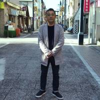 Tetsuro Kamei, owner of Gallery Kamei, recalls being raised by the community in Tokyo\'s Togoshi Ginza. | MASAMI ITO