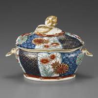 \"Covered Box with Design of Chrysanthemums\" (18th century) | IDEMITSU MUSEUM OF ARTS