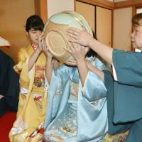 Don\'t be shy: Attendees take the tea challenge at the annual O-chamori event in Nara\'s Saidaiji Temple. | KYODO