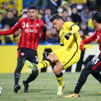 Kashiwa\'s Cristiano scores his second goal against Muangthong United in their Asian Champions League playoff on Tuesday night. Reysol won 3-0. | KYODO