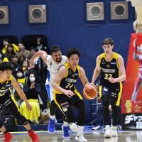 Tochigi guard Hironori Watanabe (center) directs the offense during Thursday\'s game against the Lakestars at Brex Arena Utsunomiya.  The Brex won 80-64. | B. LEAGUE