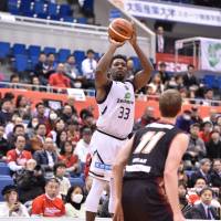 Ryukyu\'s Ira Brown shoots a second-quarter jump shot against host Osaka on Friday night. The Golden Kings defeated the Evessa 72-51. | B. LEAGUE