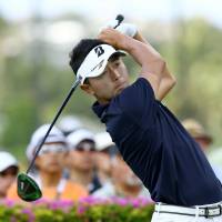 Daisuke Kataoka watches one of his shots during the opening round of the Sony Open on Thursday in Honolulu. Kataoka shot a 5-under-par 65. | KYODO