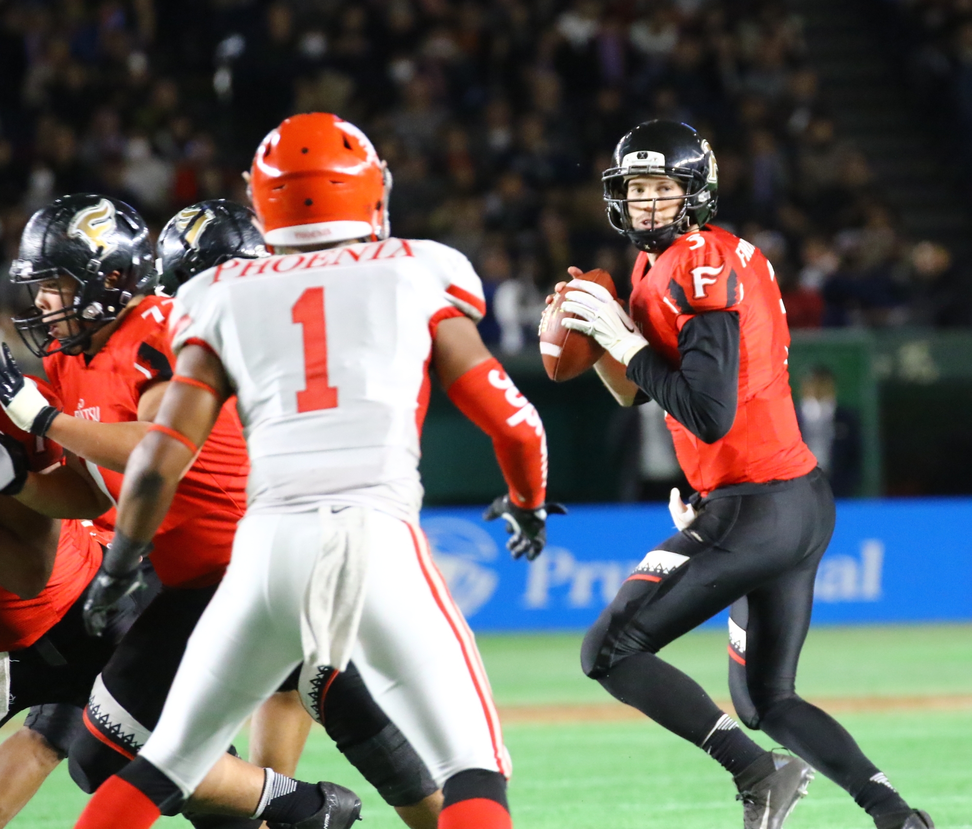 Fujitsu quarterback Colby Cameron looks for a receiver during the Rice Bowl against Nihon University on Wednesday at Tokyo Dome. Fujitsu won 37-9. | KUNIHITO GOTO