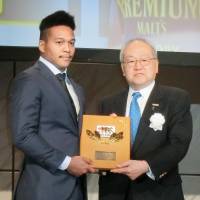 Suntory Sungoliath\'s Kotaro Matsushima receives the Top League MVP award on Sunday. | KYODO