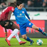 Yoshinori Muto controls the ball during Mainz\'s 3-2 defeat to Hannover in the Bundesliga on Saturday. | KYODO