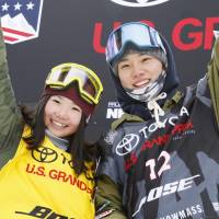 Reira Iwabuchi (left) and Hiroaki Kunitake celebrate after Friday\'s slopestyle World Cup events in Aspen, Colorado. | KYODO